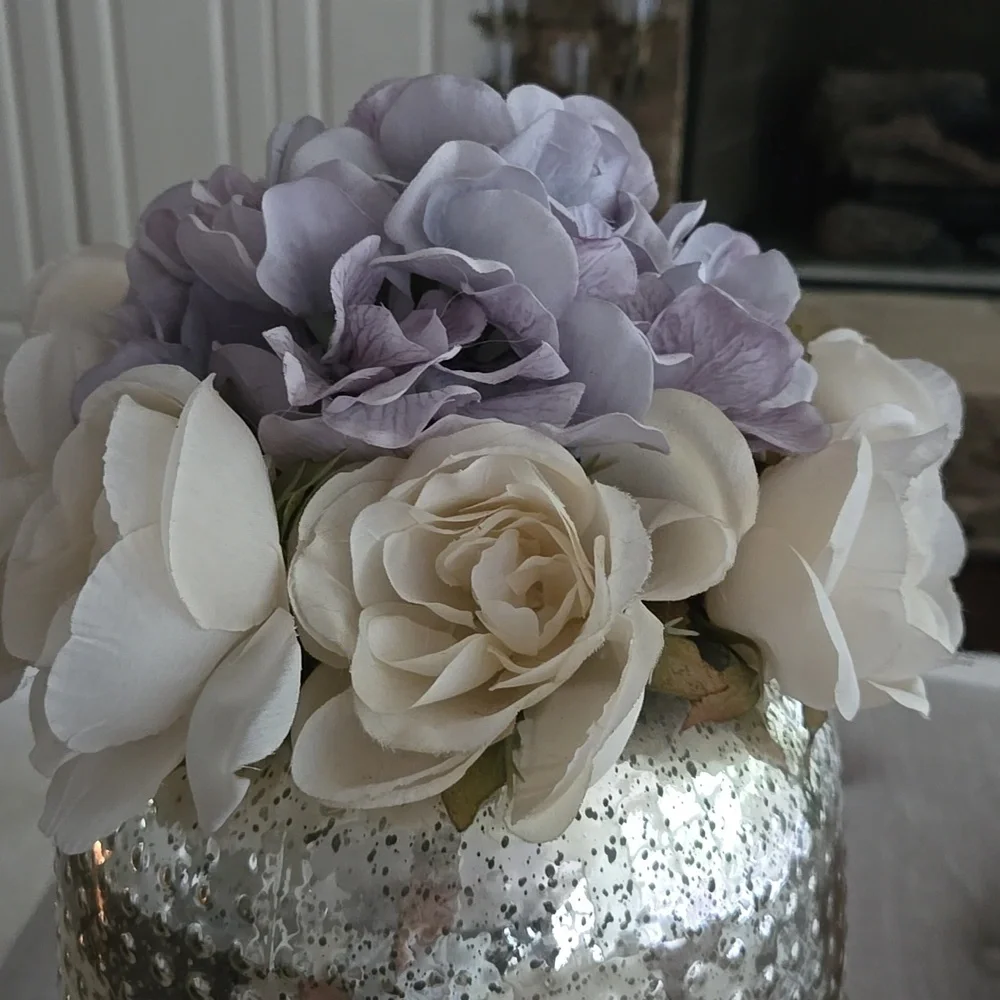 Inspire Me Home Decor Elegant Gold Hammered Vase with White and Purple Flowers